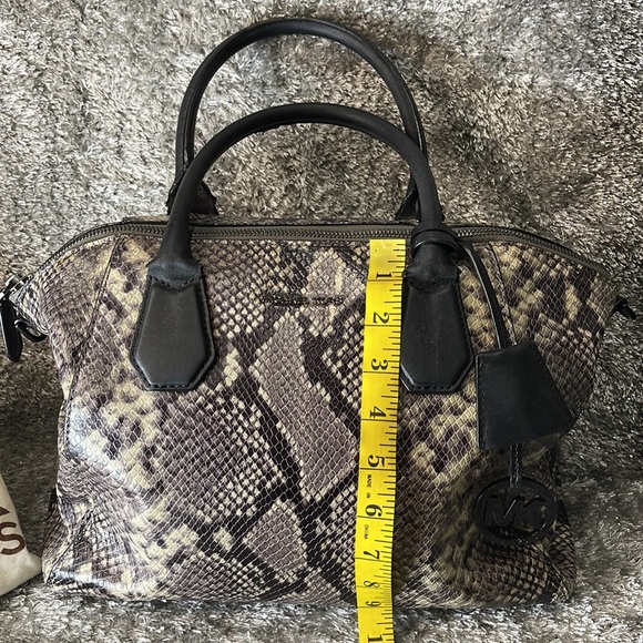 GUC- MICHAEL KORS embossed leather bag - Picture 7 of 15